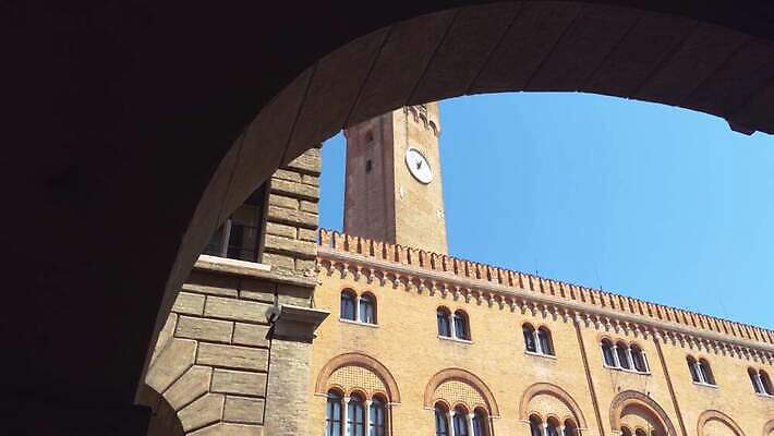 외관 유럽 시계 여행 건축양식 하늘 벽돌 사람없음 야외 건물 세로 파란색 탑 이탈리아 궁전 깃발 도시 중세 역사 닫기 묘사 시계탑 정사각형 광장 타운 종탑 랜드마크 로마네스크 로마인 옛날 4K MP4 해외동영상 클립영상 도형 건축물 건축 나라 컬러 고건축 모션 인종 동영상 파일형식