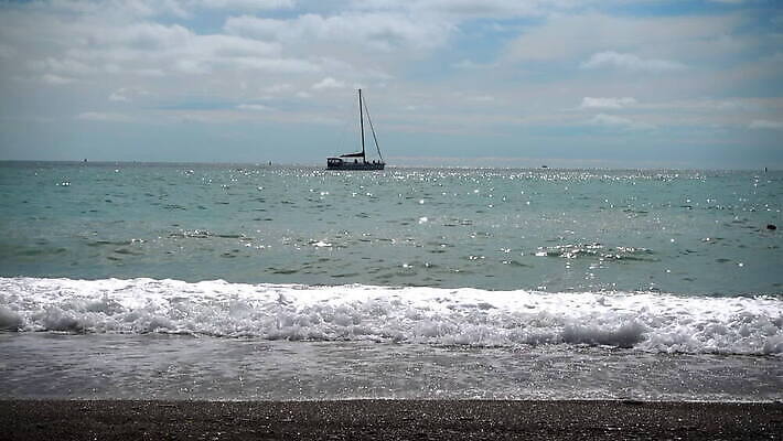 구름 산업 바다 여행 백그라운드 교통시설 자연 하늘 표면 휴가 거리 파노라마 풍경 사람없음 야외 물 여름 파란색 빛 뷰티 화물 흰색 보트 떨어짐 무역 함선 수평선 MOV 해외동영상 클립영상 자연요소 계절 컬러 교통 컨셉 배_교통 촬영기법 운송업 시설 생태계 동영상 파일형식
