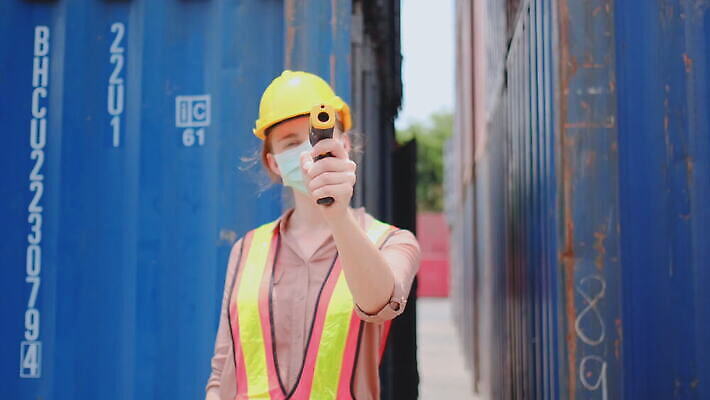 산업 얼굴 공장 노동자 새로움 직장 건강 가면 한명 안전 사람 펼침 장비 화물 덮개 열 수비 바이러스 보호 질병 온도계 체온계 컨테이너 분석 측정 예방 보안 대문 감염 온도 공학 이마 적외선 증상 표준 살균 코로나바이러스 4K MOV 해외동영상 클립영상 직업 1 교육 컨셉 회사 공업 의학 모션 신체부위 문 운송업 뚜껑 동영상 파일형식