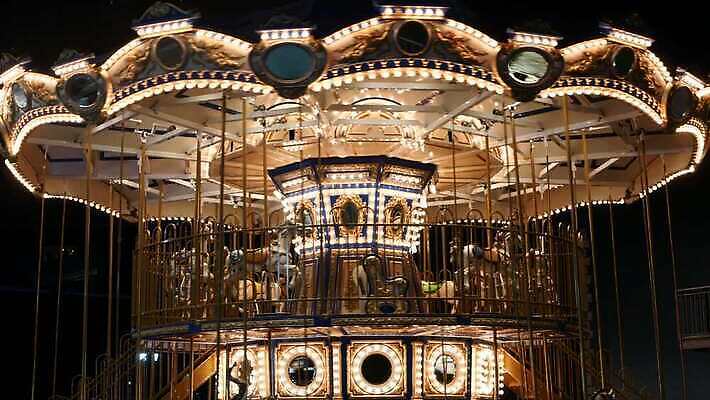 사람없음 야외 빛 놀이공원 화려 야간 회전목마 빛망울 4K MP4 해외동영상 클립영상 자연요소 컨셉 테마파크 놀이기구 동영상 파일형식