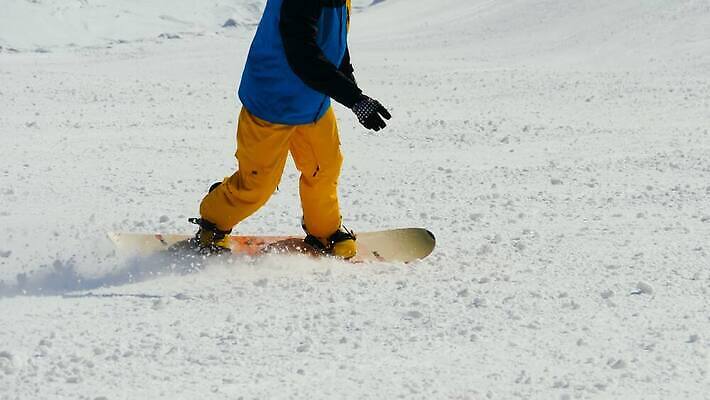 스포츠 포즈 겨울 자연 하늘 휴가 스키 산 사람 경사 사람없음 야외 뒷모습 초록색 장비 흰색 스노우보드 승차 가루 언덕 속도 휴양지 스노우보더 무료 무임승차 프리스타일 4K MOV 해외동영상 클립영상 계절 뷰포인트 컬러 모션 겨울스포츠 운동선수 장소 보드_스포츠 생태계 동영상 파일형식