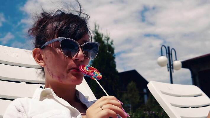 모델 학생 라이프스타일 여자 수영복 행복 신체 놀이 호텔 휴가 휴식 웃음 사람 20대 사람없음 물 여름 친구 비키니 선글라스 태양 섹시 갈색 파티 유행 수영 기쁨 젖음 뜨거움 그룹 떨어짐 선탠 핥기 당구 주말 분무기 매트리스 4K MP4 해외동영상 클립영상 자연요소 옷 계절 감정 안경 컬러 컨셉 관계 모션 숙소 표정 이벤트 청년 생활 구기 수상스포츠 동영상 파일형식