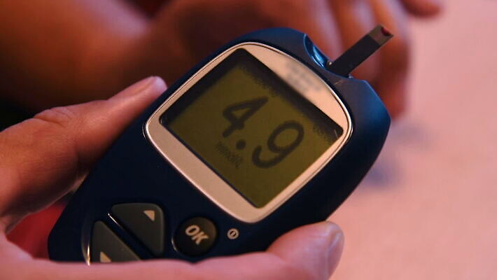 손 손가락 주택 건강 사람없음 신체부위 고통 장비 혈액 결과 질병 설탕 측정 당뇨병 돌봄 셀프 인슐린 제어 포도당 MOV 해외동영상 클립영상 감정 컨셉 의학 모션 사람 건물 동영상 파일형식