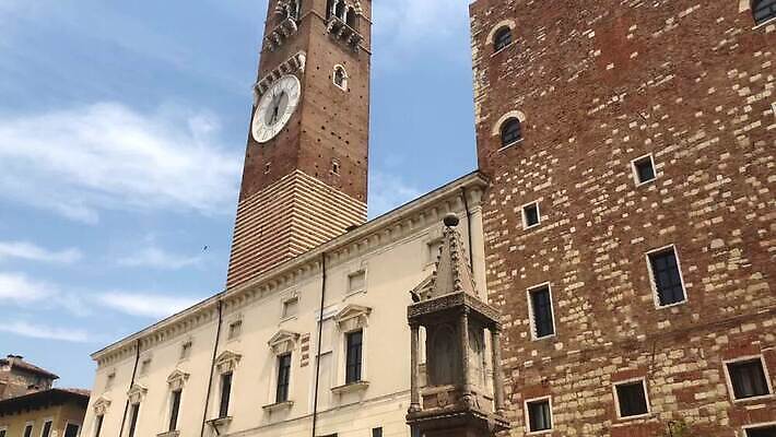 유럽 시계 여행 건축양식 하늘 벽돌 미술 사람없음 건물 세로 파란색 도시풍경 여행객 탑 이탈리아 종 바위 도시 중세 역사 재산 정사각형 광장 타운 천연기념물 랜드마크 로마인 베로나 옛날 MP4 해외동영상 클립영상 도형 건축물 건축 나라 컬러 문화예술 사람 인종 풍경 금융 돌_바위 동영상 파일형식