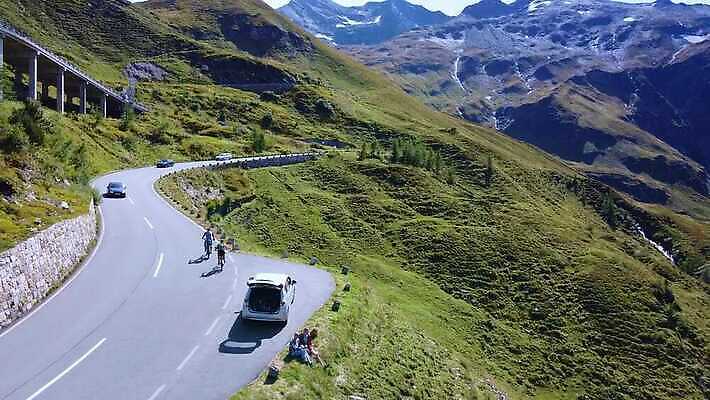 커플 여자 남자 도로 여행 자동차 휴가 휴식 산 앉기 여러명 성인 운전 알프스 성인만 4K MOV 해외동영상 클립영상 유럽 길 육상교통 다수 컨셉 관계 교통시설 모션 사람 동영상 파일형식
