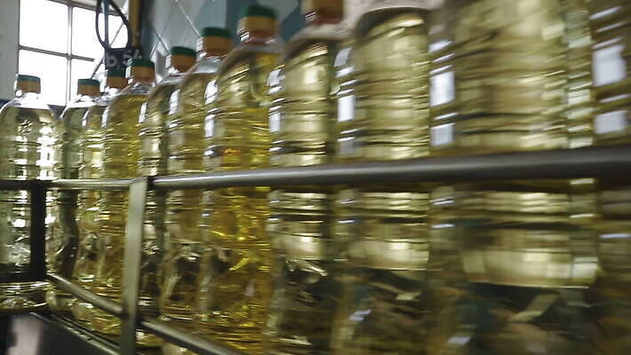 식물 산업 선 음식 패턴 농업 채소 재료 포장 공장 해바라기 건강 요리 씨앗 사람없음 노란색 상점 기계 장비 벨트 업무 액체 황금 제조 기름 상품 컨테이너 플라스틱 창고 유기농 올리브 칼로리 방법 자동 줄서기 컨베어밸트 MOV 해외동영상 클립영상 웰빙 잡화 열매 꽃 컬러 무늬 공업 모션 재질 작업 동영상 파일형식