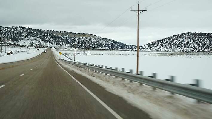 여행 겨울 곡선 자동차 자연 유리 산 항해 사람없음 계곡 미국 운전 고속도로 황무지 분위기 땅 탈출 환경보전 산등성이 지역 애리조나 루트 방법 시온산 자동 1인칭시점 4K MP4 해외동영상 클립영상 시선 계절 도로 선 육상교통 컨셉 북아메리카 배_교통 모션 재질 사회이슈 생태계 동영상 파일형식