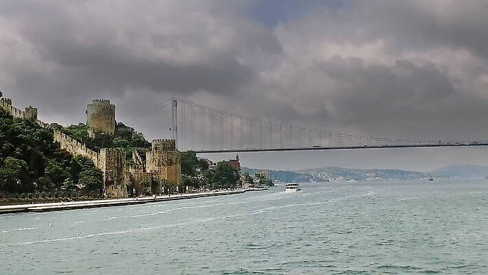 나무 유럽 아시아 바다 여행 건축양식 하늘 이스탄불 사람없음 물 파란색 탑 중세 역사 랜드마크 보스포루스 콘스탄티노플 현수교 MOV 튀르키예 해외동영상 클립영상 자연요소 식물 건축물 건축 나라 컬러 다리_건축물 동영상 파일형식