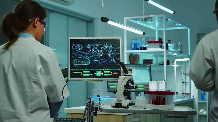 직업 과학 건강 현미경 실험 사람없음 치료 약 장비 간호사 의사 그룹 엔지니어 실험실 바이러스 보호 질병 생명공학 야간 저녁 연구원 과학자 분석 직원 생물학 하이테크 미생물 혁명 개발 백신 전염병 화학자 코로나바이러스 4K MOV 해외동영상 클립영상 자연요소 교육 컨셉 의학 생물 기술 실험기구 의료진 기술자 동영상 학자 파일형식