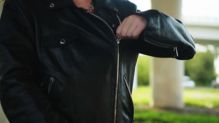 백인 디자인 옷 여자 컨셉 한명 사람 10대 뷰티 유행 검은색 재킷 코트 직물 오픈 닫기 미끄럼틀 매끈함 가죽 천 묘사 오브젝트 질감 잠금 지퍼 바이크레이서 잠금해제 펑크 스타일 MOV 해외동영상 클립영상 서양인 1 컬러 모션 청소년 외투 감각 놀이기구 보안 동영상 파일형식