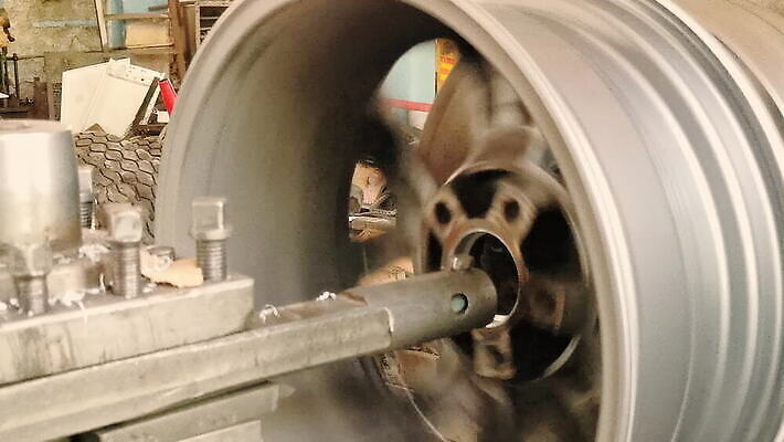 식물 직업 산업 공장 노동자 한명 상점 금속 장비 과학기술 도구 스패너 반지 업무 바퀴 센터 가장자리 제조 상품 균형 자르기 회전 타이어 슛 되감기 방법 철강 MOV 해외동영상 클립영상 1 장신구 공업 모션 재질 기술 사람 공구 작업 둘레 동영상 파일형식