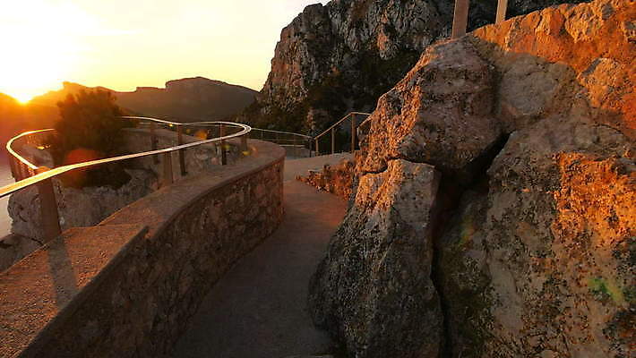 도로 길 사람없음 야외 햇빛 일몰 암석 스페인 패닝샷 4K MOV 해외동영상 클립영상 유럽 교통시설 촬영기법 태양 노을 돌_바위 동영상 파일형식