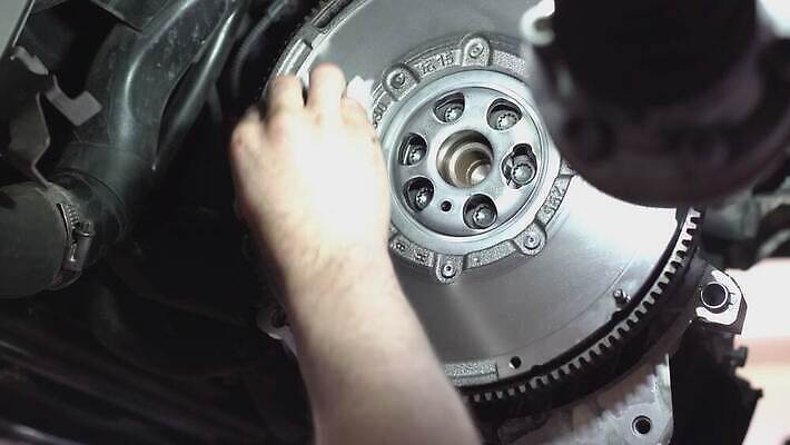 산업 백그라운드 부분 교통시설 자동차 사람없음 상자 금속 힘 기계 장비 흰색 수리 플러그 전기에너지 브레이크 철 묘사 서비스 톱니바퀴 전염 볼트 엔진 기어 모터 유지 국회 고립 베어링 자동 철강 4K MOV 해외동영상 클립영상 육상교통 컬러 교통 재질 에너지 공구 질병 시설 감염 동영상 파일형식