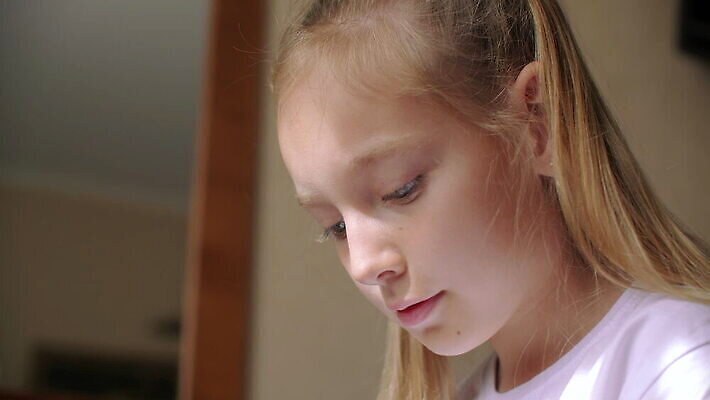 학생 여학생 교육 어린이 동화 친절 주택 실내 말하기 한명 사람 앉기 취미 옆모습 책 학습 스터디 독서 머리 닫기 편지 스마트 집중 읽기 문학 몽상가 초보 MOV 해외동영상 클립영상 1 여자 뷰포인트 컨셉 모션 내부 건물 신체부위 동영상 파일형식