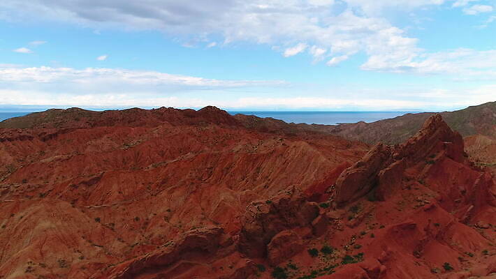 호수 모래 여행 오렌지 자연 하늘 동화 산 건조 안테나 사람없음 빨간색 파란색 모래사장 컬러풀 골짜기 맑음 사막 원형 모래언덕 언덕 산등성이 점토 암초 사암 궤도 드론 랜드마크 사방 키르기스스탄 4K MOV 해외동영상 클립영상 도형 바다 컬러 과일 통신 날씨 돌_바위 생태계 동영상 중앙아시아 파일형식