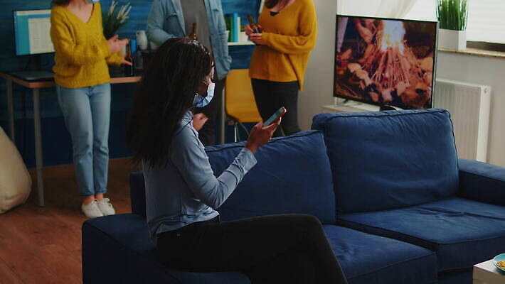 컨셉 거실 모바일 주택 맥주 대화 가면 마스크 사람없음 친구 스마트폰 핸드폰 소파 글로벌 검은색 우정 마시기 네트워크 그룹 뉴스 바이러스 보호 연결 예방 번짐 다인종 보여주기 온라인 섞기 소셜 코로나바이러스 사교적 뉴노멀 4K MOV 해외동영상 클립영상 컬러 의자 관계 모션 주류 말하기 인종 건물 경제 전자제품 스마트기기 동영상 파일형식 효과