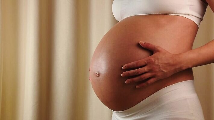 백인 1 포옹 엄마 주택 관리 사랑 사람없음 옆모습 우주 희망 임산부 임신 만지기 터치 흰색 잡기 마사지 기다림 닫기 보호 예측 불안 걱정 노출 돌봄 지원 MOV 해외동영상 클립영상 서양인 감정 뷰포인트 컬러 컨셉 가족 안기 모션 건물 동영상 파일형식