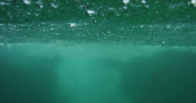 파도 자연 잉글랜드 사람없음 야외 물 파란색 수중 거품 침몰 콘월 4K MOV 해외동영상 클립영상 자연요소 바다 컬러 영국 생태계 동영상 파일형식