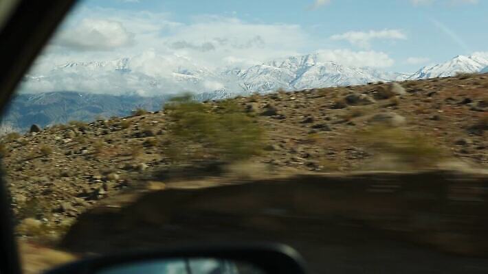여행 창문 자동차 자연 산 건조 풍경 사람없음 옆모습 계곡 미국 거울 운전 사막 자유 고속도로 분위기 갈증 땅 탈출 지역 승객 가뭄 안심 감탄 웅장함 자동 지질학 불모지 수평선 1인칭시점 4K 건조기후 MP4 해외동영상 클립영상 시선 교육 도로 육상교통 뷰포인트 컨셉 북아메리카 모션 날씨 육류 생태계 동영상 파일형식
