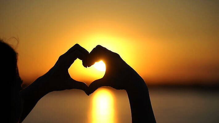 손 여자 실루엣 바다 백그라운드 하늘 사랑 한명 손짓 야외 햇빛 태양 일출 일몰 하트 여자한명만 4K MOV 해외동영상 클립영상 자연요소 모양 1 감정 모션 촬영기법 사람 신체부위 노을 동영상 여자만 파일형식