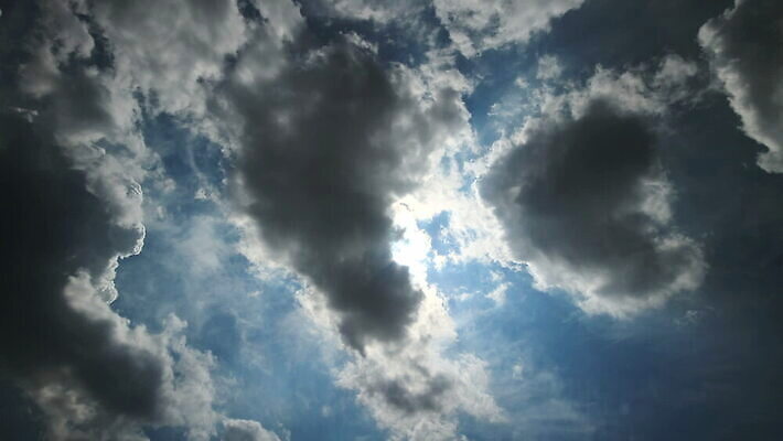 구름 컬러 백그라운드 자연 하늘 날씨 풍경 사람없음 야외 가로 여름 파란색 빛 햇빛 태양 우주 환경 흰색 전원 분위기 장면 천국 솜털 스카이라인 내추럴 오존 적란운 천창 유일 MOV 해외동영상 클립영상 자연요소 계절 컨셉 전기에너지 생태계 동영상 파일형식 구름_자연