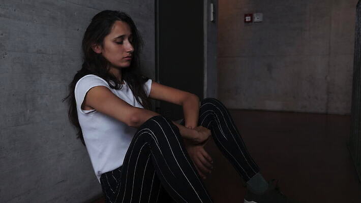 여자 감정 벽 컨셉 생각 청소년 바닥 실내 표정 한명 앉기 옆모습 외침 슬픔 좌절 어려움 우울감 우울증 적자 혼혈 4K MOV 해외동영상 클립영상 1 뷰포인트 모션 사람 내부 소리 질병 다문화 동영상 파일형식