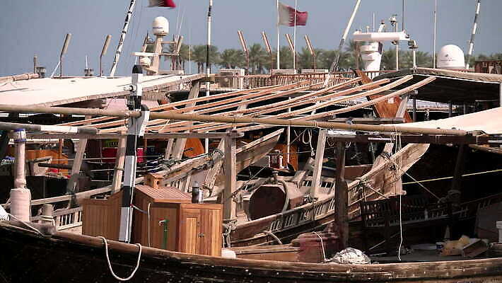 전통 문화 바다 여행 비즈니스 건축양식 낚시 항해 사람없음 건물 목재 탑 항구 고층빌딩 도시 만 보트 역사 재산 도심 중앙 정박 함선 아라비아 포트 카타르 동쪽 스카이라인 랜드마크 수도권 아랍어 4K MOV 해외동영상 클립영상 나무 건축물 건축 배_교통 재료 중동 교통시설 레저 빌딩 금융 방향 지역 동영상 파일형식