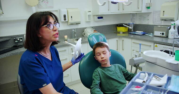 백인 여자 남자 초등학생 어린이 중년 장갑 영국 잉글랜드 실내 대화 사람 소년 두명 아웃포커스 건강관리 기댐 환자 씻기 청소 치과의사 치과용품 서식스 4K MOV 해외동영상 클립영상 서양인 학생 잡화 유럽 의학 모션 촬영기법 건강 관리 말하기 성인 내부 청결 의사 의료용품 동영상 파일형식