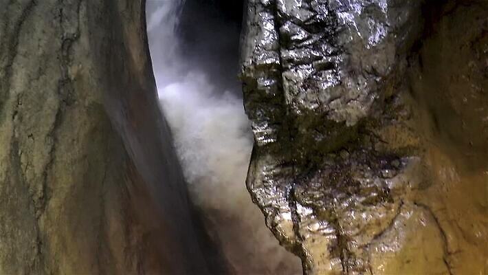 자연 산 경사 사람없음 물 강 힘 폭포 흐름 에너지 개울 동굴 스위스 알프스 내추럴 베른 중력 힘찬 MP4 해외동영상 클립영상 자연요소 유럽 컨셉 생태계 동영상 파일형식