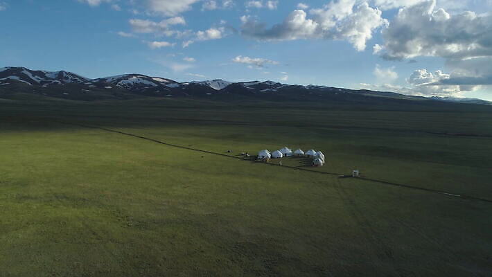 전통 라이프스타일 아시아 문화 여행 백그라운드 자연 하늘 산 주택 안테나 동양인 사람없음 야외 빨간색 파란색 계곡 맑음 흰색 몽골 내추럴 드론 스텝 키르기스스탄 4K MOV 해외동영상 클립영상 나라 컬러 통신 날씨 인종 건물 생활 생태계 동영상 중앙아시아 파일형식