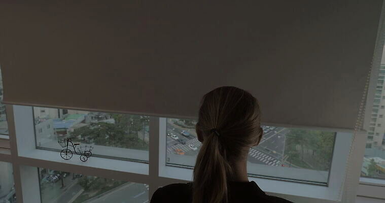 백인 응시 아시아 비즈니스 건축양식 창문 유리 거리 서울 파노라마 사람 성인 사람없음 컴퓨터 도시풍경 태블릿 터치패드 알약 디지털 도시 커튼 비즈니스우먼 오픈 메시지 이메일 바쁨 타입 패드 시각장애인 터치스크린 4K MOV 해외동영상 클립영상 서양인 시선 여자 건축 나라 재질 한국 촬영기법 풍경 전자제품 스마트기기 약 직장인 장애인 동영상 파일형식