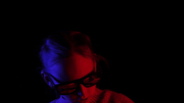 여자 실루엣 안경 음악 포즈 백그라운드 모션 조명 실내 한명 사람 성인 10대 빨간색 파란색 청춘 컬러풀 선글라스 파티 유행 카메라 검은색 어둠 공연 화려 야간 신비 마법 고립 랩 스타일 카피스페이스 4K MOV 해외동영상 클립영상 자연요소 1 잡화 컬러 컨셉 청소년 문화예술 촬영기법 이벤트 내부 전자제품 공백 동영상 파일형식