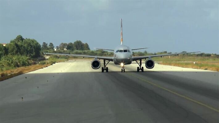 여행 교통시설 비행기 경사 사람없음 공항 도착 항공 상업 택시 활주로 승객 대패 유도로 MP4 해외동영상 클립영상 길 교통 항공교통 승용차 자동차 대중교통 시설 동영상 파일형식