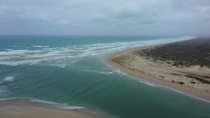 구름 바다 여행 자연 하늘 안테나 사람없음 초록색 물 파란색 강 갈색 환경 보트 콘센트 호주 전기에너지 드론 주입구 해일 4K MP4 해외동영상 클립영상 자연요소 컬러 배_교통 통신 에너지 오세아니아 자연재해 생태계 동영상 파일형식