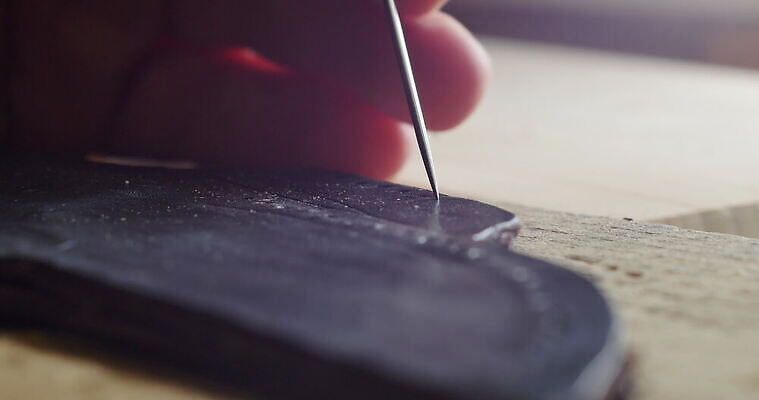 전통 손 디자인 백그라운드 비즈니스 탁자 직장 창조 한명 사람 취미 목재 유행 상점 장비 수확 벨트 공구 직물 업무 구멍 작업실 수리 제조 상품 가죽 질감 복고 만들기 장인 주인 수공예 DIY 재단 공예가 옛날 재주꾼 조작 핸드메이드 4K MOV 해외동영상 클립영상 나무 1 잡화 가구 농업 회사 재료 모션 신체부위 도구 작업 공예 동영상 파일형식