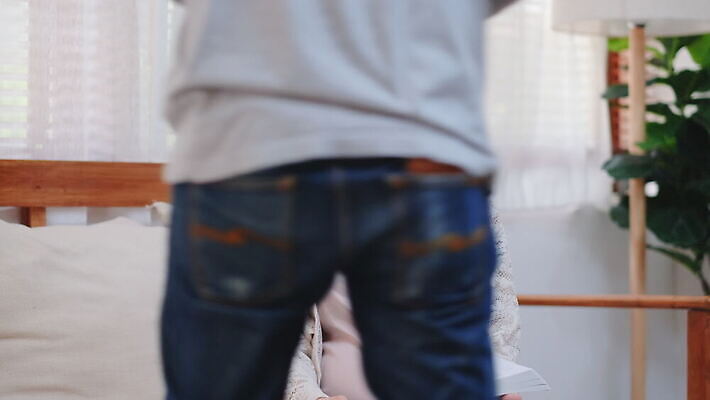 라이프스타일 커플 행복 음료 음식 가족 관계 유리 엄마 휴식 주택 따뜻함 건강 사랑 미소 사람 앉기 동양인 두명 소파 귀여움 임산부 임신 터치 우유 아기 신선 유기농 돌봄 칼슘 4K MOV 해외동영상 슬로모션 클립영상 웰빙 감정 컨셉 의자 모션 재질 유제품 촬영기법 표정 인종 건물 생활 동영상 파일형식