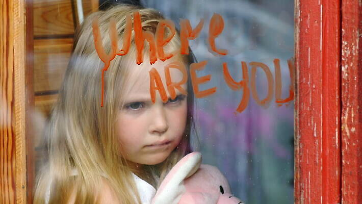 감정 얼굴 어린이 생각 창문 추상 스트레스 한명 소년 반사 검은색 거울 슬픔 표현 아기 관찰 고독 가난 탈출 버리기 감옥 니트 문제 긴장 몽상가 배려 소셜 신앙심 심각 우울증 혼자 4K MOV 해외동영상 클립영상 1 남자 컬러 컨셉 상의 무늬 모션 사람 신체부위 질병 동영상 파일형식