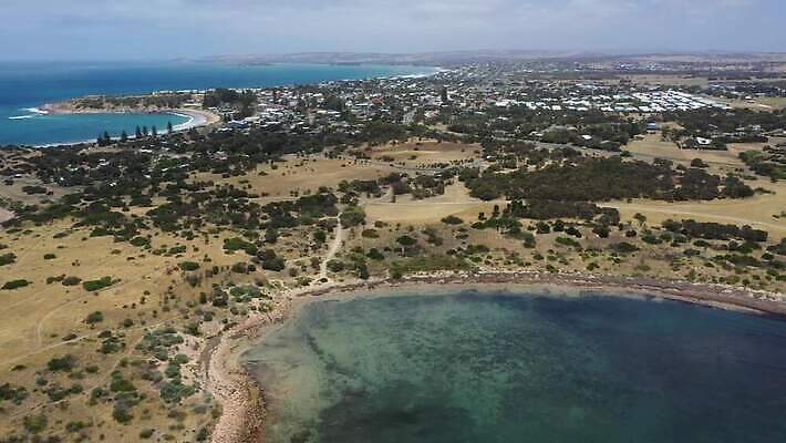 나무 구름 도로 호수 바다 여행 잎 자연 하늘 주택 건조 안테나 풍경 사람없음 야외 건물 초록색 물 파란색 갈색 마을 환경 도시 호주 댐 가뭄 타운 드론 4K MP4 해외동영상 클립영상 자연요소 식물 건축물 공공시설 길 컬러 통신 교통시설 날씨 오세아니아 생태계 동영상 파일형식