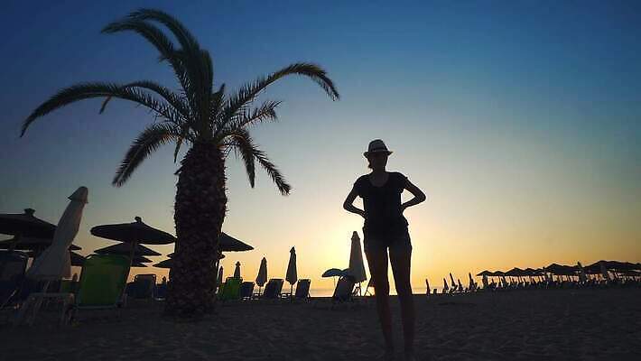 나무 모자 라이프스타일 여자 행복 모래 바다 여행 자연 하늘 휴가 휴식 손바닥 서기 사람 풍경 사람없음 물 여름 파란색 태양 침묵 일몰 신혼여행 수확 전원 고급 향수 휴양지 파라다이스 4K MP4 해외동영상 클립영상 자연요소 식물 손 잡화 계절 감정 컬러 결혼 컨셉 농업 모션 생활 노을 소리 화장품 장소 전기에너지 생태계 동영상 파일형식