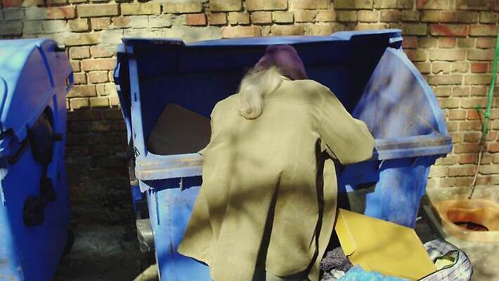 음식 돈 가방 거리 한명 서기 야외 재활용 코트 쓰레기통 좌절 쓰레기 가난 수집 버리기 배고픔 검색 문제 포인트 거지 구걸 노숙자 혼자 비어있는 4K MP4 해외동영상 클립영상 1 잡화 감정 컨셉 모션 사람 금융 외투 재산 친환경 동영상 파일형식