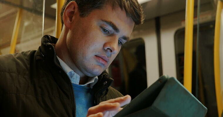 백인 1 남자 비즈니스 텍스트 성인 사람없음 컴퓨터 터치패드 알약 갈색 기차 터치 덮개 흰색 잡기 전철 연결 승객 튜브 성실 지하 일반 타입 패드 소통 심각 터치스크린 4K MOV 해외동영상 클립영상 서양인 육상교통 컬러 컨셉 모션 대중교통 사람 전자제품 약 뚜껑 동영상 파일형식