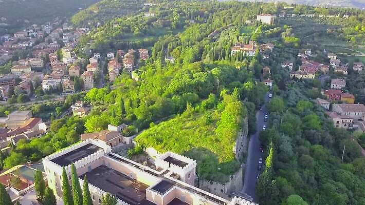 유럽 문화 벽 여행 건축양식 지붕 주택 안테나 파노라마 풍경 사람없음 건물 물 여름 강 도시풍경 성당 교회 탑 이탈리아 골동품 바위 도시 센터 중세 역사 옥상 타운 드론 랜드마크 로마인 베로나 보호구역 옛날 4K MOV 해외동영상 클립영상 자연요소 건축물 계절 건축 나라 통신 종교건축 촬영기법 인종 돌_바위 동영상 구역 파일형식