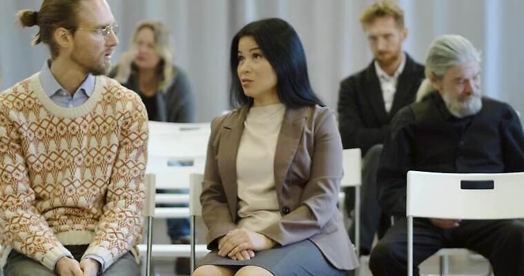 지도 사람 여러명 모임 자신감 원형 그룹 작업실 토론 서비스 상담 문제 중독 소셜 심각 재활 정신과의사 지원 치료사 헬프 심리치료 4K MP4 해외동영상 클립영상 도형 직업 감정 다수 컨셉 치료 의사 도움 동영상 심리 파일형식