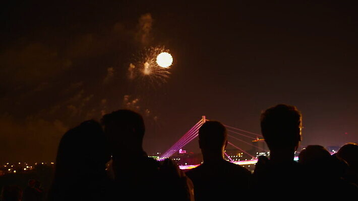 구름 커플 기념일 행복 실루엣 컬러 백그라운드 관계 포옹 하늘 불 휴가 불꽃 조명 기념 불꽃놀이 사람 이벤트 사람없음 초록색 파란색 빛 컬러풀 파티 축제 어둠 낭만 로켓 축하 도시 야간 폭발 쇼 빛망울 광 MOV 해외동영상 클립영상 자연요소 감정 컨셉 안기 놀이 촬영기법 동영상 파일형식