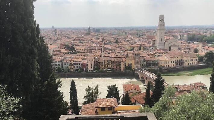 외관 유럽 문화 여행 건축양식 하늘 거리 주택 안테나 파노라마 사람없음 야외 건물 물 빛 강 도시풍경 성당 교회 탑 일몰 이탈리아 낭만 도시 중세 역사 장면 타운 스카이라인 랜드마크 베로나 옛날 MP4 해외동영상 클립영상 자연요소 건축물 건축 나라 컨셉 통신 종교건축 촬영기법 풍경 노을 동영상 파일형식