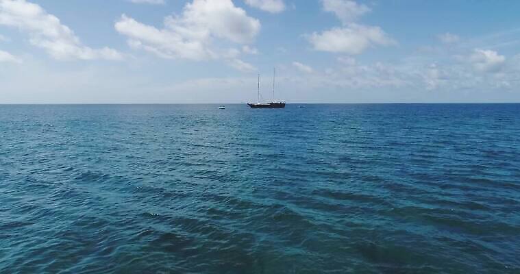 라이프스타일 물결 스포츠 파도 바다 섬 포즈 곡선 요트 모션 자연 사람없음 야외 물 파란색 꿈 자유 수상스포츠 잡기 보트 서핑 고급 속도 튜브 항공촬영 넘어짐 드론 조감도 파라다이스 프리스타일 힘찬 4K MOV 해외동영상 클립영상 자연요소 선 뷰포인트 컬러 컨셉 배_교통 생활 생태계 동영상 파일형식