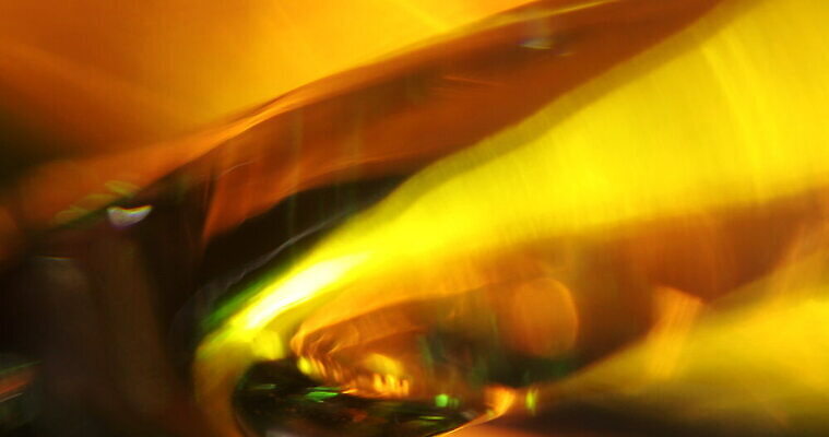 디자인 컬러 백그라운드 패턴 유리 추상 조명 미술 사람없음 장식 물 뷰티 반사 노란색 디지털 젖음 추위 물방울 닫기 소프트포커스 브레이크 크리스탈 빗방울 질감 다이아몬드 유리그릇 블러 블러효과 새기다 인공 비어있는 4K MOV 해외동영상 클립영상 자연요소 그릇 무늬 모션 재질 문화예술 촬영기법 비_날씨 광석 보석 동영상 파일형식 효과