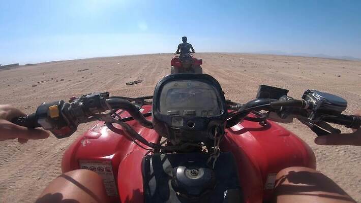 도로 모래 스포츠 여행 자연 하늘 휴가 카파도키아 이집트 사람 풍경 성인 사람없음 여름 맑음 자전거 운전 사막 뜨거움 승차 모래언덕 속도 먼지 지역 사하라 모터 라이더 집회 1인칭시점 4K MP4 해외동영상 클립영상 레이스천 시선 계절 길 교통시설 모션 아프리카 날씨 바이크 직물 언덕 생태계 동영상 파일형식 튀르키예