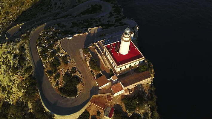 도로 바다 건축양식 자연 하늘 등대 사람없음 야외 건물 물 빛 하이앵글 햇빛 탑 시골 스페인 방향 침식 조감도 수평선 남유럽 4K MOV 해외동영상 클립영상 자연요소 건축물 건축 유럽 길 뷰포인트 교통시설 태양 생태계 동영상 파일형식