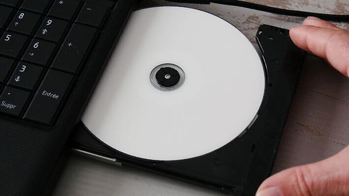 음악 주택 실내 한명 사람없음 옆모습 컴퓨터 터치 정보 CD 디스크 원형 휴게실 닫기 보호 밀기 영화 묘사 전자 수납 DVD 로딩 플레이어 내려보기 4K MP4 해외동영상 클립영상 도형 1 뷰포인트 컨셉 모션 문화예술 사람 내부 건물 전자제품 질병 동영상 파일형식